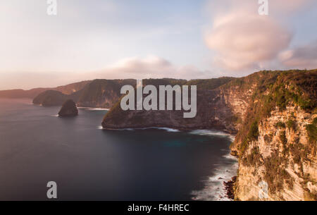 Atemberaubenden Blick auf Paluang Klippen bei Sonnenuntergang auf der Insel Nusa Penida. Stockfoto