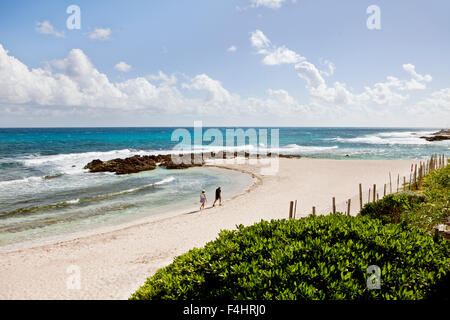 Ein paar Spaziergänge Half Moon Strand auf der Isla Mujeres Northem. Isla Mujeres, Quintana Roo, Mexiko. Stockfoto