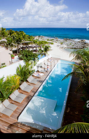 Der Blick auf das direkt am Meer-Infinity-Pool im Hotel Secreto, Isla Mujeres, Quintana Roo, Mexiko. Stockfoto
