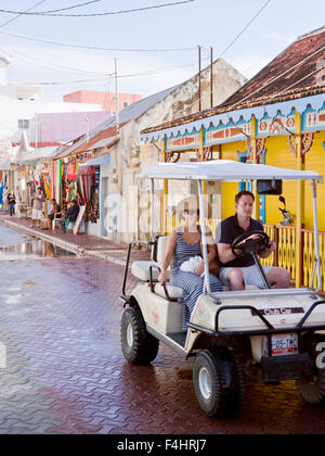 Die Touristen fahren Golf-Carts, Isla Mujeres. Golf-Carts sind die wichtigste Quelle des Verkehrs auf der Insel. Stockfoto