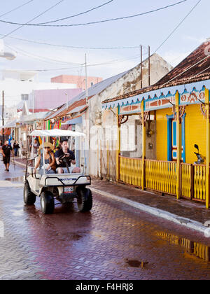 Touristen auf Golf-Carts, Isla Mujeres. Golf-Carts sind die wichtigste Quelle des Verkehrs auf der Insel. Isla Mujeres, Mexiko, Stockfoto