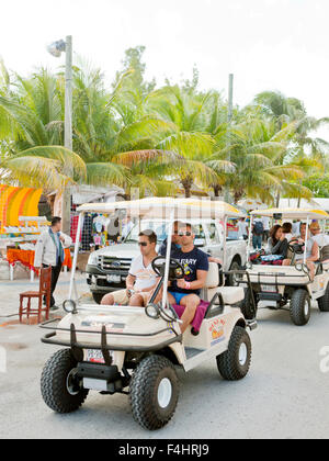 Touristen auf Golf-Carts, Isla Mujeres. Golf-Carts sind die wichtigste Quelle des Verkehrs auf der Insel. Isla Mujeres, Mexiko, Stockfoto