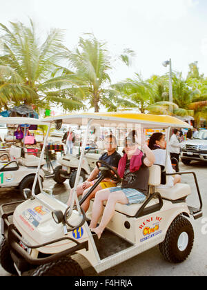 Touristen auf Golf-Carts, Isla Mujeres. Golf-Carts sind die wichtigste Quelle des Verkehrs auf der Insel. Mexiko Stockfoto