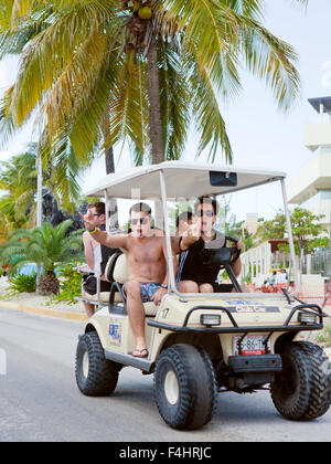 Touristen auf Golf-Carts, Isla Mujeres. Golf-Carts sind die wichtigste Quelle des Verkehrs auf der Insel. Stockfoto