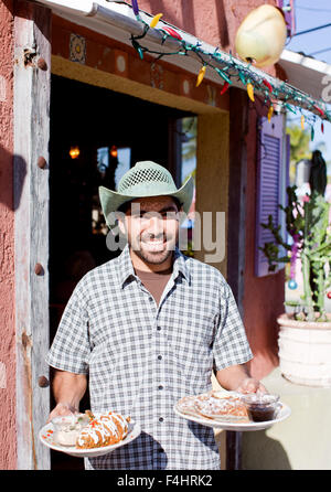 Mango Cafe Miteigentümer Polo Avila steht vor seinem Restaurant. Isla Mujeres, Quintana Roo, Mexiko. Stockfoto