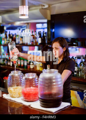 Ein Barkeeper an John Gray Platz verdämmert Zitronen, Wassermelone und Hibiskus mit Wodka. Calle Corazon, Playa del Carmen, Mexiko. Stockfoto