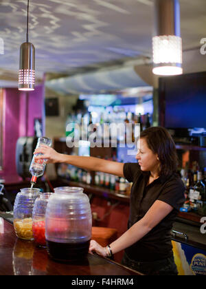 Ein Barkeeper an John Gray Platz verdämmert Zitronen, Wassermelone und Hibiskus mit Wodka. Calle Corazon, Playa del Carmen, Mexiko. Stockfoto