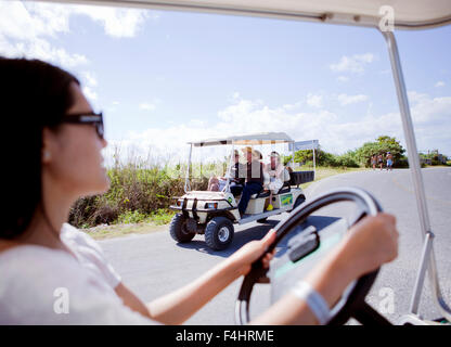 Touristen-reiten-Golf-Carts auf Rueda Medina. Isla Mujeres, Quintana Roo, Mexiko Stockfoto