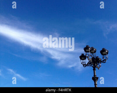 Altmodisches Straßenlaterne vor blauem Himmel. Innenstadt, Spanien Stockfoto