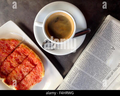 Spanisches Frühstück mit Kaffee, Toast Tomaten und newpaper Stockfoto