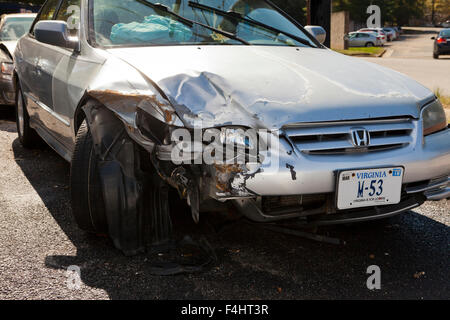 Front-End Unfallschäden am Auto an Karosserie-Werkstatt - USA Stockfoto