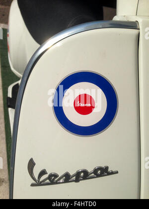 BADAJOZ, Spanien Juni 29: Nahaufnahme Detail elegant gestaltete Vespa Logo der italienischen Roller mit roten und blauen Kreisen geparkt Stockfoto
