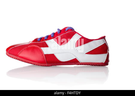 Eine isolierte Foto eines roten Sneakers mit lila Spitzen. Stockfoto