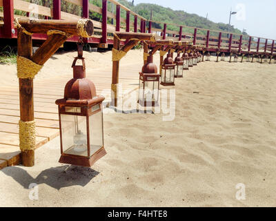 Orientalische Messing Laternen neben der hölzernen Spaziergang am Strand Stockfoto