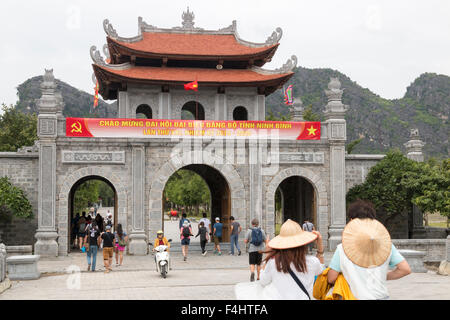 Hoa Lu, Hauptstadt von Vietnam im 10. und 11. Jahrhundert, gelegen in der Provinz Ninh Binh und besucht von Touristen, Tempel zu sehen. Stockfoto