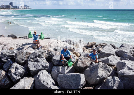 Miami Beach, Florida, Aufräumen, Aufräumen, Aufräumen, Freiwillige Freiwillige Freiwillige arbeiten Arbeiter, Teamarbeit zusammen, die Hilfe ausleihen, Hel Stockfoto