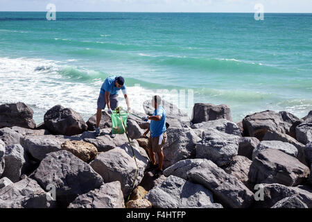 Miami Beach, Florida, Aufräumen, Aufräumen, Aufräumen, Freiwillige Freiwillige Freiwillige arbeiten Arbeiter, Teamarbeit zusammen, die Hilfe ausleihen, Hel Stockfoto