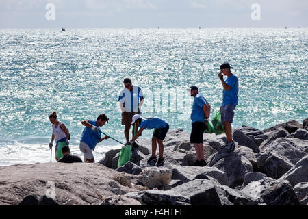 Miami Beach, Florida, Aufräumarbeiten, Freiwilligenarbeit, Teamarbeit, Männer, Frauen, Müllabfuhr Impact Day Atlantik Stockfoto