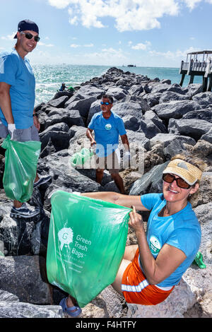 Miami Beach, Florida, Aufräumen, Aufräumen, Aufräumen, Freiwillige Freiwillige Freiwillige arbeiten Arbeiter, Teamarbeit zusammen, die Hilfe ausleihen, Hel Stockfoto