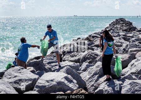 Miami Beach Florida, Aufräumen, Aufräumen, Aufräumen, Freiwillige Freiwillige Community Service Freiwillige Arbeit Arbeiter, Teamarbeit zusammen servin Stockfoto