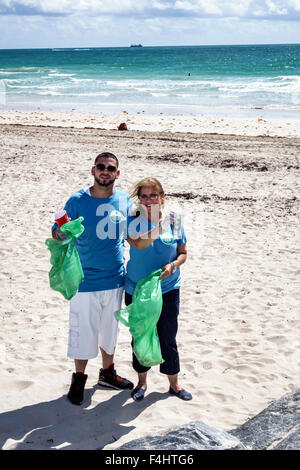 Miami Beach, Florida, Aufräumen, Aufräumen, Aufräumen, Freiwillige Freiwillige Freiwillige arbeiten Arbeiter, Teamarbeit zusammen, die Hilfe ausleihen, Hel Stockfoto