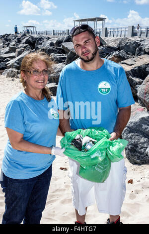 Miami Beach Florida, Aufräumen, Aufräumen, Aufräumen, Freiwillige Freiwillige Community Service Freiwillige Arbeit Arbeiter, Teamarbeit zusammen servin Stockfoto