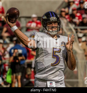 Santa Clara, Kalifornien, USA. 18. Oktober 2015. Baltimore Ravens Quarterback Joe Flacco (5) macht Sonntag, 18. Oktober 2015, Levis-Stadion in Santa Clara, Kalifornien downfield weitergeben. Die 49ers besiegte die Raben 25-20. Al-Golub/CSM/Alamy Live-Nachrichten Stockfoto