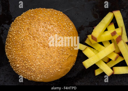 Brötchen für Burger und Pommes Frites auf einem schwarzen Hintergrund Stockfoto
