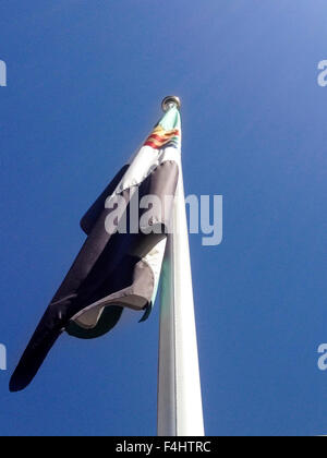 Extremadura Region Flagge am Fahnenmast einen sonnigen Tag mit blauem Himmel Stockfoto