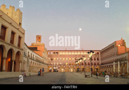 BADAJOZ, Spanien - 27. August 2015: Dämmerung Mond in hoher Platz, Plaza Alta auf Badajoz, 27. august 2015 Stockfoto