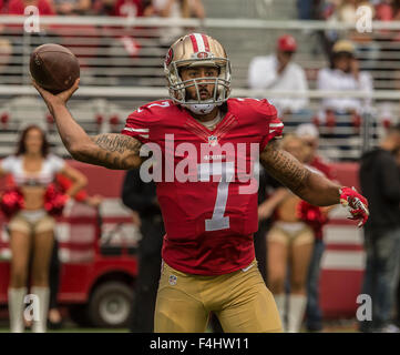 Santa Clara, Kalifornien, USA. 18. Oktober 2015. San Francisco 49ers Quarterback Colin Kaepernick (7) macht schnellen Pass auf Sonntag, 18. Oktober 2015, Levis-Stadion in Santa Clara, Kalifornien. Die 49ers besiegte die Raben 25-20. Al-Golub/CSM/Alamy Live-Nachrichten Stockfoto