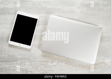 Laptop auf Holztisch Notebook und tablet Stockfoto