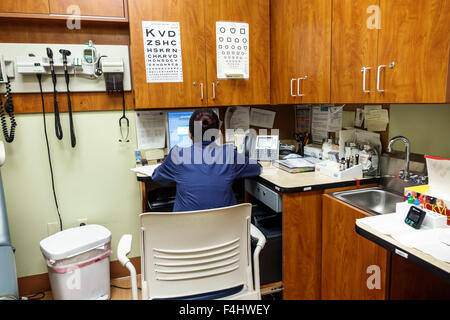 Miami Florida, Walgreens, Apotheke, Drogerie, Inneneinrichtung, Klinik im Gesundheitswesen, Arbeitnehmer im Arbeitsleben, Mitarbeiter, hispanische Frau weibliche Frauen, FL Stockfoto