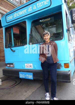 San Francisco, Kalifornien, USA. 15. Oktober 2015. Doniece Sandoval, Initiator des Projekts "Eine Dusche zu einem Zeitpunkt" posiert vor einem blauen Dusche Bus in San Francisco, Kalifornien, USA, 15. Oktober 2015. Zwei stillgelegte Stadtbusse wurden von der Lava Mae Project auf zwei geräumige Dusche sowie Toiletten und Waschbecken bzw. nachgerüstet. Die Busse von einem Busfahrer betrieben und von Freiwilligen betrieben stoppt in verschiedenen Bezirken der Stadt fünf Tage pro Woche. Foto: Barbara Munker/Dpa/Alamy Live News Stockfoto