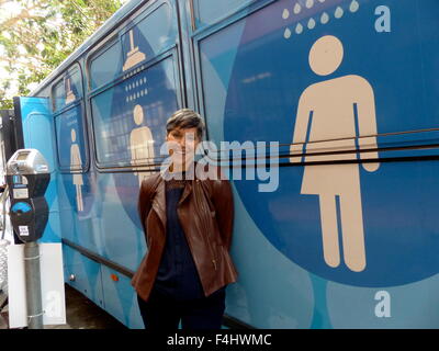 San Francisco, Kalifornien, USA. 15. Oktober 2015. Doniece Sandoval, Initiator des Projekts "Eine Dusche zu einem Zeitpunkt" posiert vor einem blauen Dusche Bus in San Francisco, Kalifornien, USA, 15. Oktober 2015. Zwei stillgelegte Stadtbusse wurden von der Lava Mae Project auf zwei geräumige Dusche sowie Toiletten und Waschbecken bzw. nachgerüstet. Die Busse von einem Busfahrer betrieben und von Freiwilligen betrieben stoppt in verschiedenen Bezirken der Stadt fünf Tage pro Woche. Foto: Barbara Munker/Dpa/Alamy Live News Stockfoto