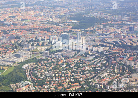 Blick vom Flugzeug auf die Gegend von Prag. Stockfoto