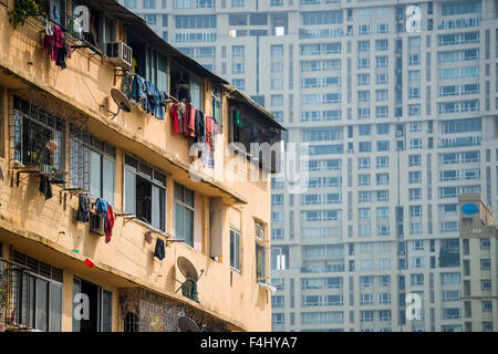 Die Fassaden von Wohn- Gebäude mit den Fenstern der vielen Wohnungen, typische Häuser der Arbeiterklasse Inder Stockfoto