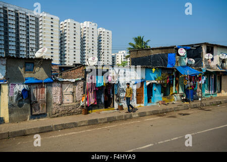 Die Fassaden der typischen Häuser der armen Arbeiterklasse Indianer, ähnlich wie die Gebäude in Slum-Gebieten, mit modernen Gebäuden Stockfoto