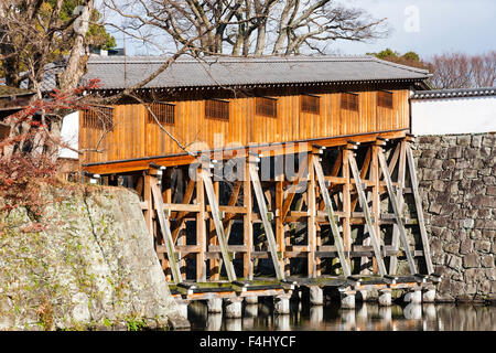 Japan, Wakayama Castle. Rekonstruierte Ohashiroka Brücke, ein seltenes Beispiel für eine überdachte geschlossene Brücke über den Wassergraben für private Diamyo's verwenden. Stockfoto