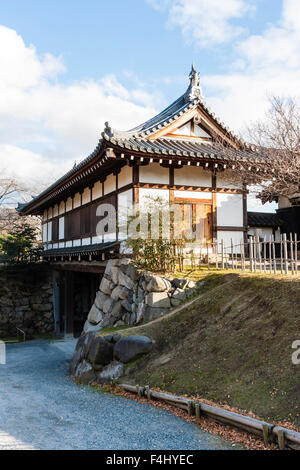 Japan, Yamato Koriyama schloss. Eingang, der Otemon Torhaus, yaguramon, Tor mit Revolver, watariyagura Stil. Blue Sky. Winter. Stockfoto