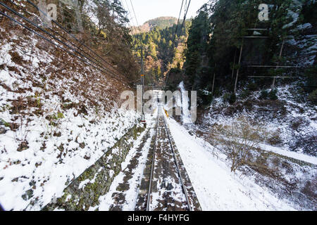 Japan, Koyasan. Nankai Bahn Koya Linie, Kabel-Anschluss, Berg- und Bahnstrecke Gokurakubashi station. Schnee bedeckt, im Winter. Stockfoto