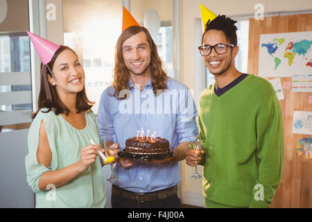 Porträt von glücklich kreative Geschäftsleute mit Kuchen und Champagner Stockfoto