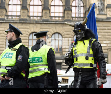 Prag, Tschechische Republik. 17. Oktober 2015. Etwa 1.000 Gegner der Migration und Islam gezeigt im Zentrum von Prag, Tschechische Republik, 17. Oktober 2015, gleichzeitig mit einer nahe gelegenen Demonstration von etwa 250 Gegner von Rassismus und Fremdenfeindlichkeit, die Solidarität mit Flüchtlingen zum Ausdruck gebracht. © Roman Vondrous/CTK Foto/Alamy Live-Nachrichten Stockfoto