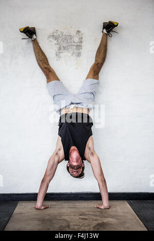 Fit Mann tut Hand stand Stockfoto