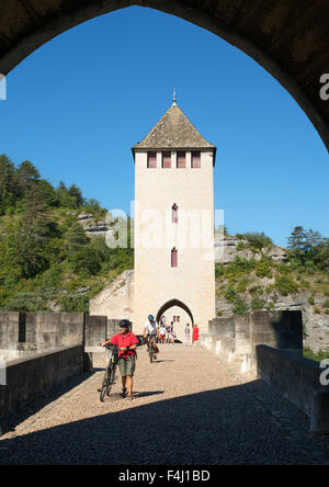 Radfahrern überquert Le Pont Valentré einen befestigten Stein Bogenbrücke über den Fluss Lot Cahors, Frankreich, Europa Stockfoto