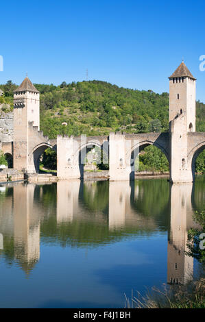 Pont Valentré einen befestigten Stein Bogenbrücke über den Fluss Lot Cahors, Frankreich, Europa Stockfoto