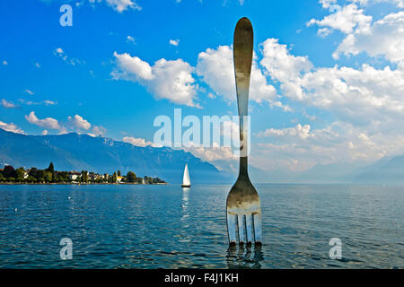 Skulptur der Gabel, La Fourchette, von Jean-Pierre Zaugg, im See Leman, Alimentarium Museum für Ernährung, Vevey, Schweiz Stockfoto