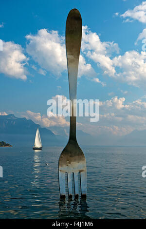 Skulptur der Gabel, La Fourchette, von Jean-Pierre Zaugg, im See Leman, Alimentarium Museum für Ernährung, Vevey, Schweiz Stockfoto