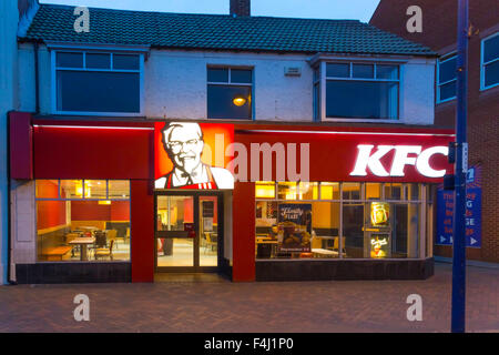 Outlet-KFC Kentucky Fried Chicken-Café und Take-away Redcar High Street ohne Menschen im Abendlicht Stockfoto