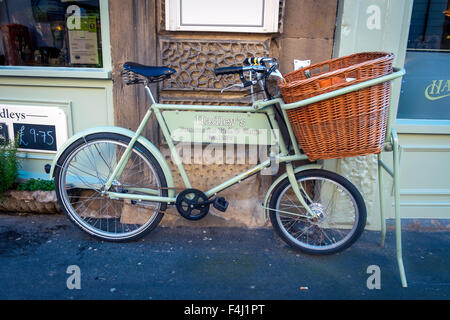 Ein altes altmodische "Handel" Fahrrad früher für Lieferungen jetzt Förderung Hadley es Fish and Chip Shop Whitby gegründet 1937 Stockfoto